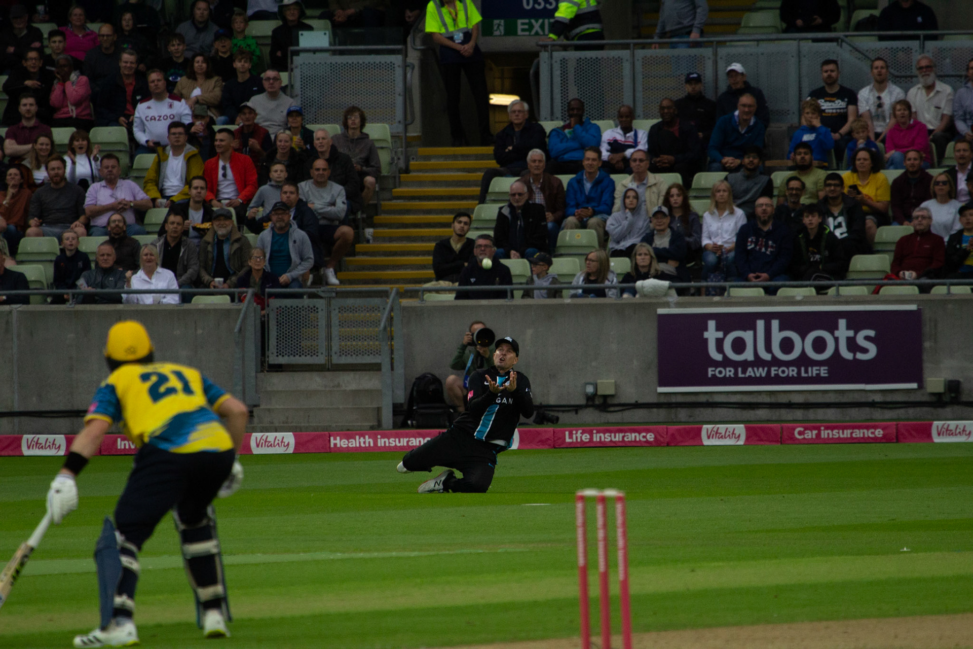 Munro settles under the catch