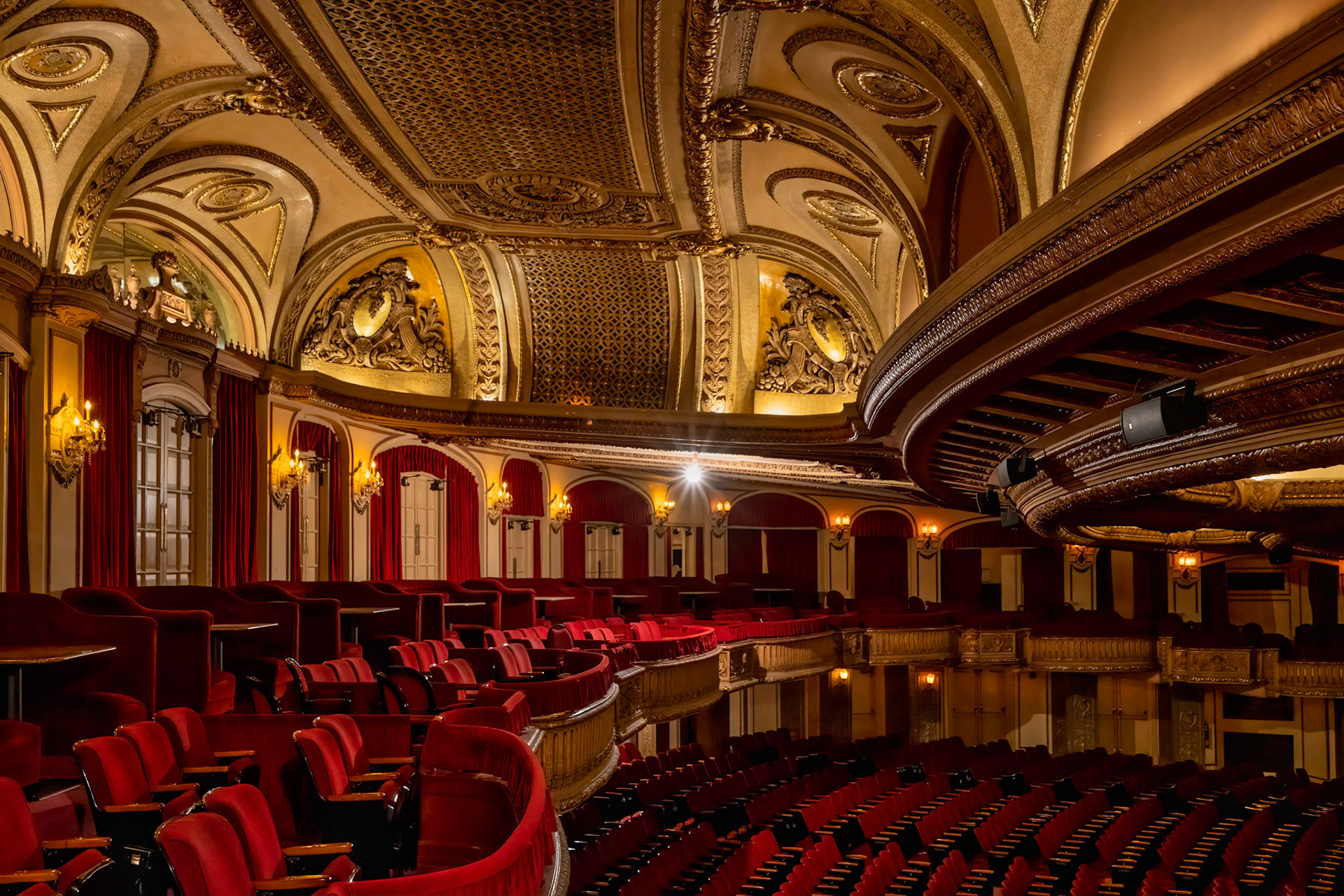 Inside iconic Chicago Theater