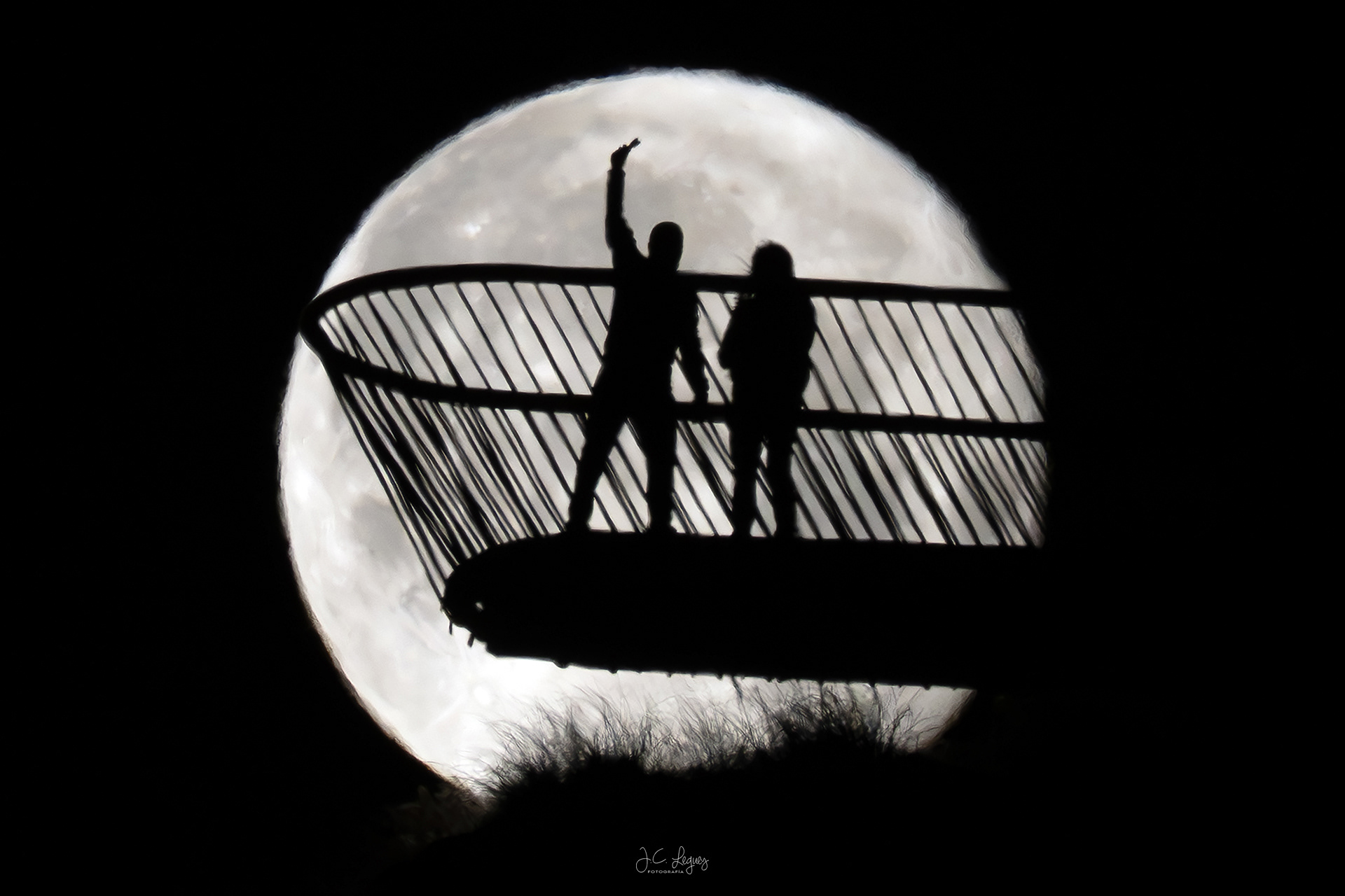 Mi hermana y cuñado con la luna
