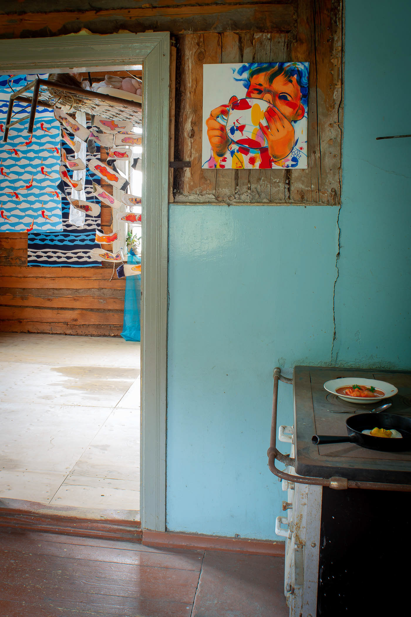 Photograph showcasing artwork by Elli Maanpää and Mammu Rauhala, exhibited at the Tyynelä art gallery. Captured by photographer Jussi Rinta-Hoiska.