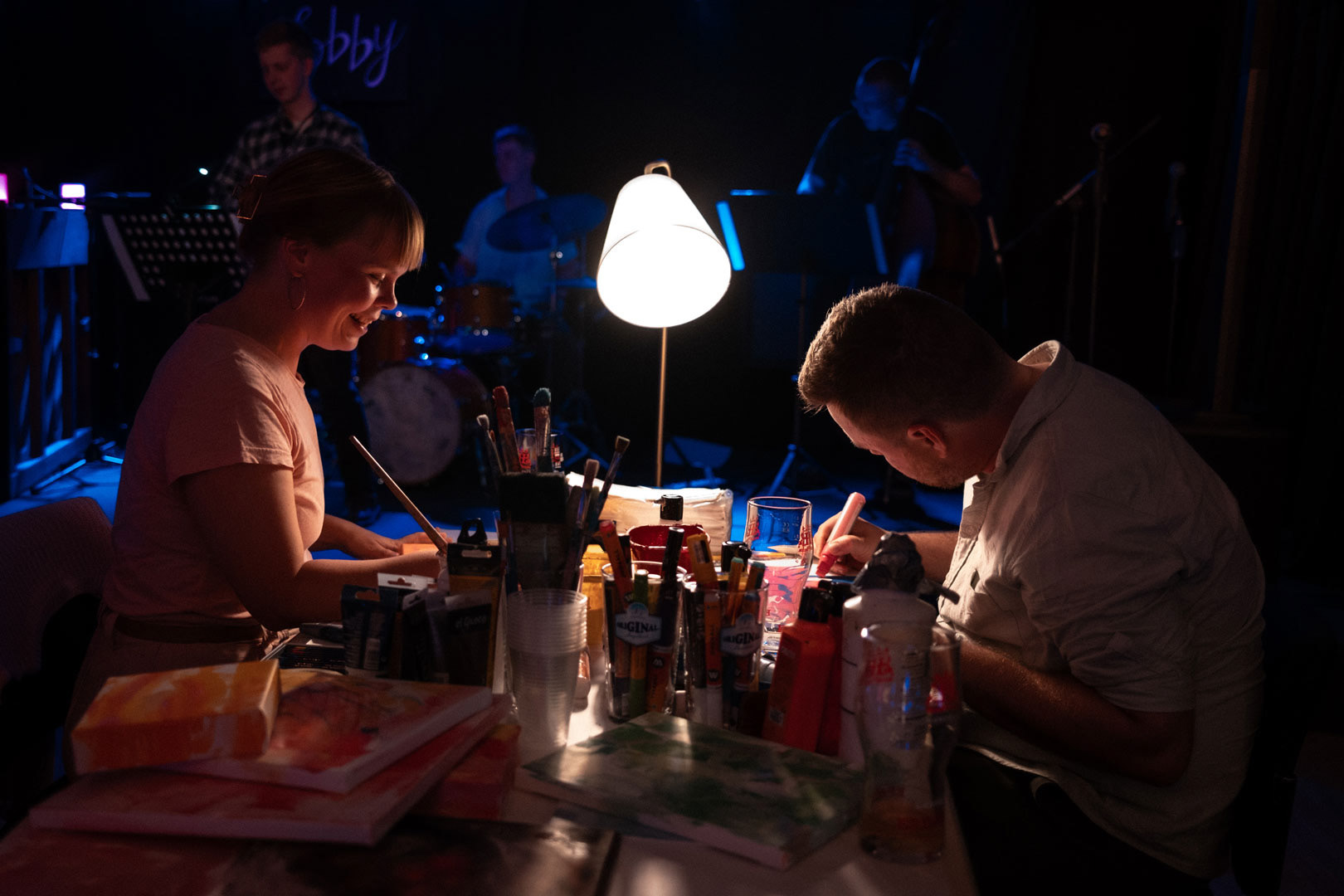 Elli Maanpää and Jesse Pasanen painting live, bringing the rhythm of jazz to life through art. Photo by Jani Lappalainen.