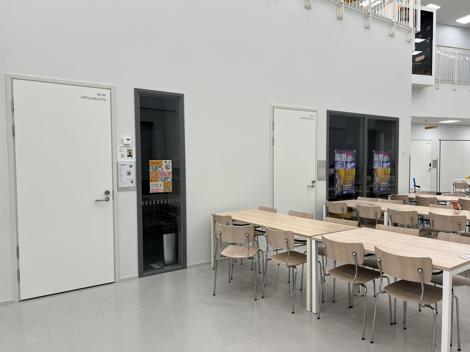 Ikkunateippaus tulee oppilaskunnan ja tukioppilaiden neuvottelutilan ikkunoihin osittaiseksi näkösuojaksi.