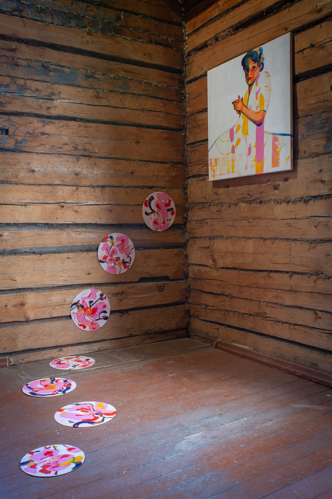 Artwork in the Tyynelä art gallery created by visual artist Elli Maanpää. Photographed by Jussi Rinta-Hoiska.