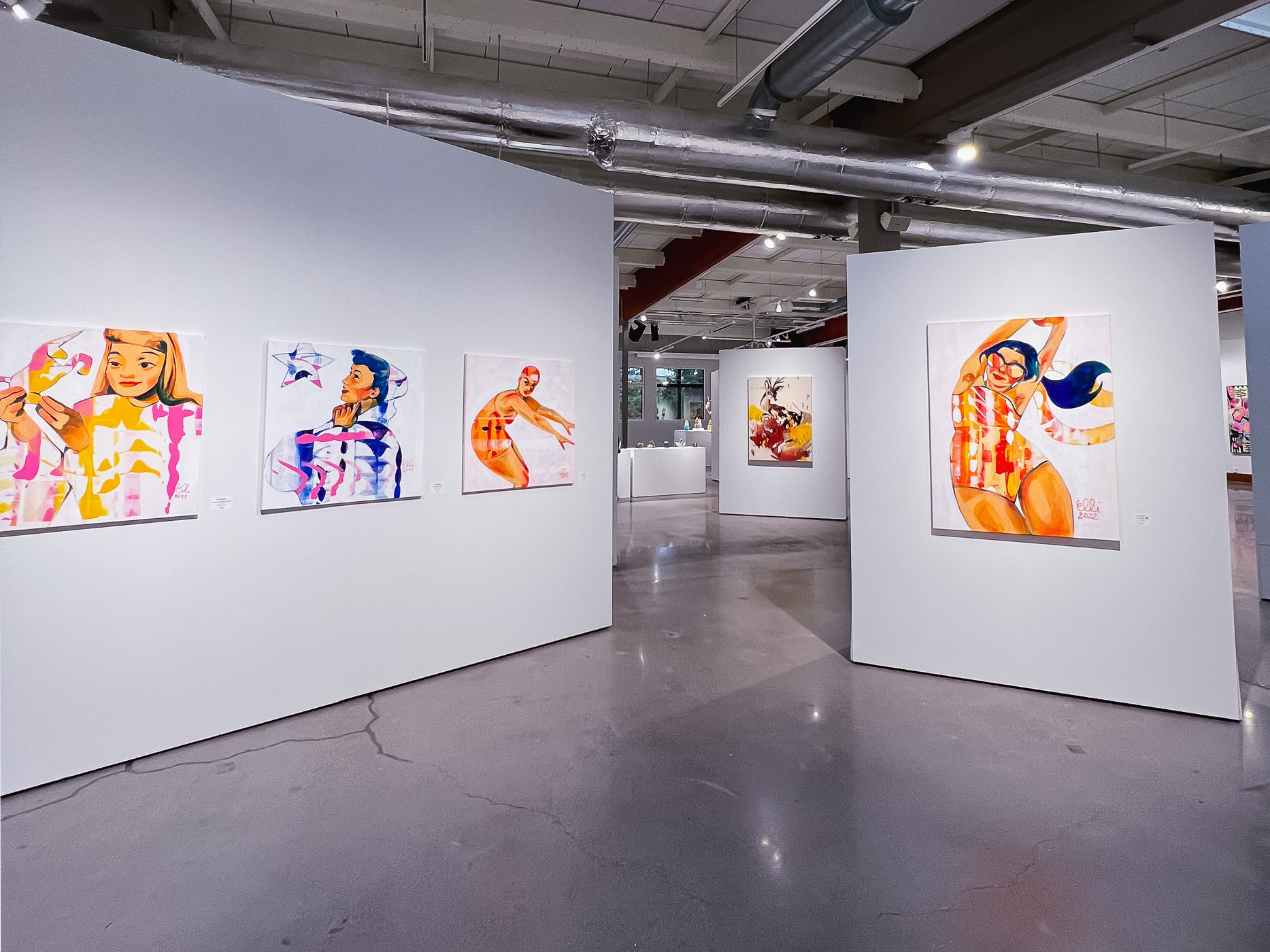Photograph showcasing Elli Maanpää's vibrant figurative painting displayed at Gumbostrand Konst & Form art gallery in Sipoo, Finland.