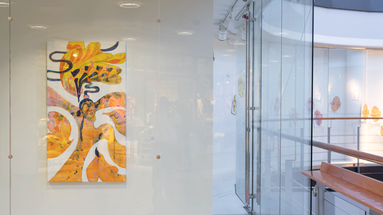 The acrylic painting "Take Off" by Elli Maanpää on display in the lobby of Galleria Ars Pori during her solo exhibition "Taivas Maanpäällä" (Heaven on Earth). Photograph by Iiris Hellsten.
