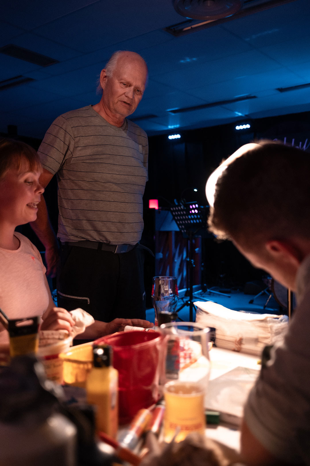An engaged audience member discussing art with the artists at the Jazz & Draw event. Photo by Jani Lappalainen.