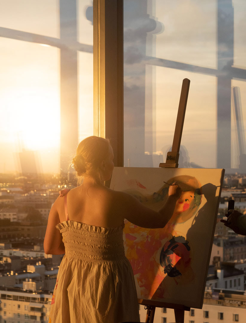 Anna Niemelä captured Elli Maanpää painting live.