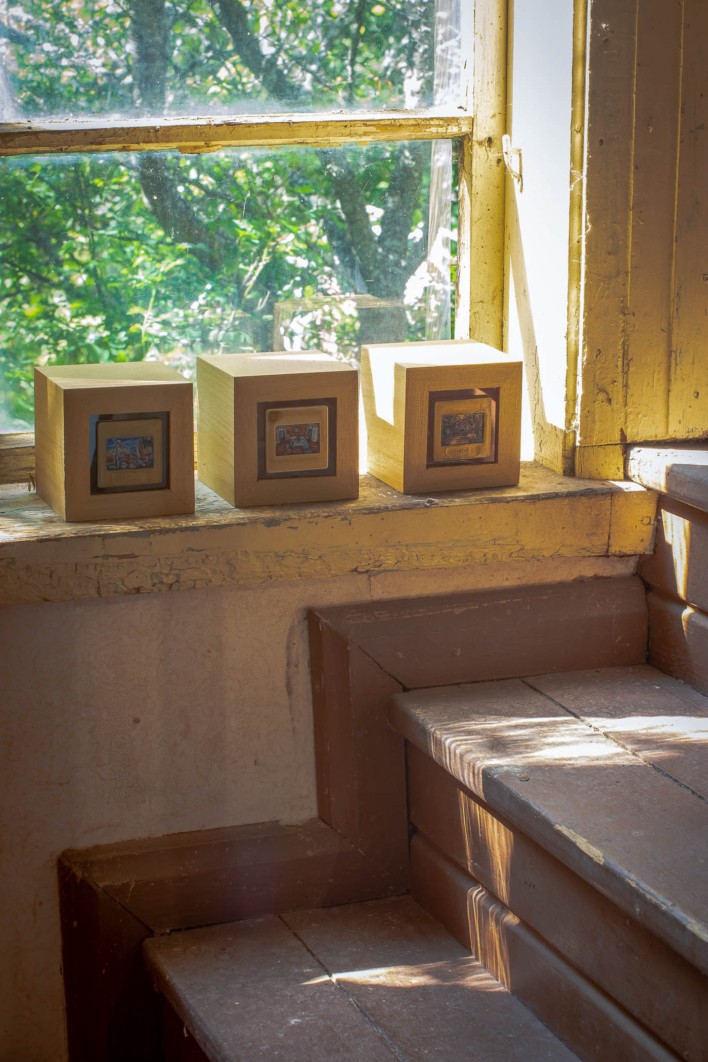 The artwork 'Memories from My E-travels', a testament to Maanpää's e-travel experiences, is beautifully portrayed through the lens of photographer Jussi Rinta-Hoiska.