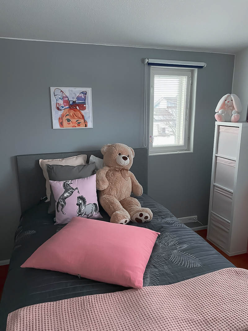 Customers photograph of a girl's room with "Bow" print.