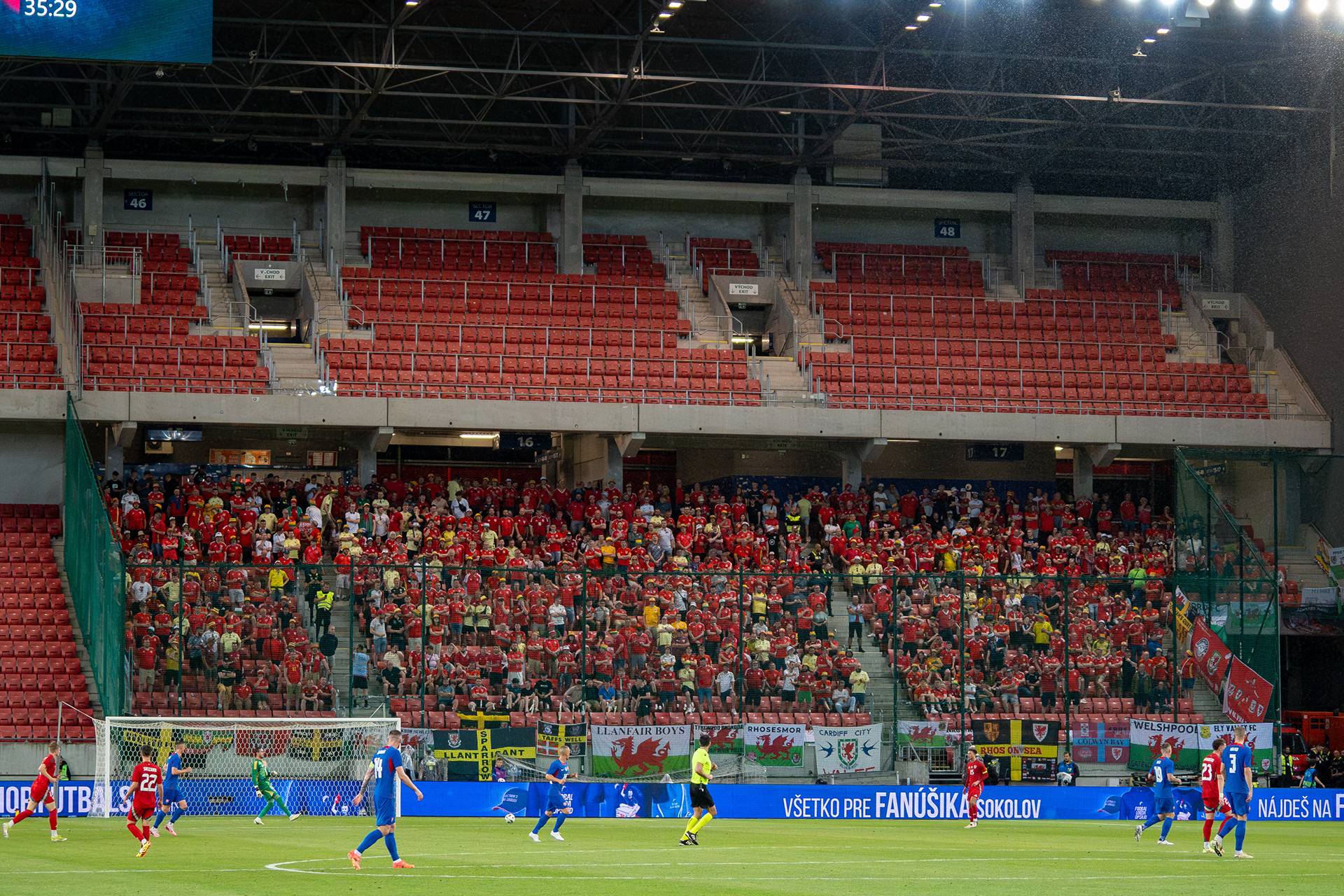 Plné tribúny Walesu