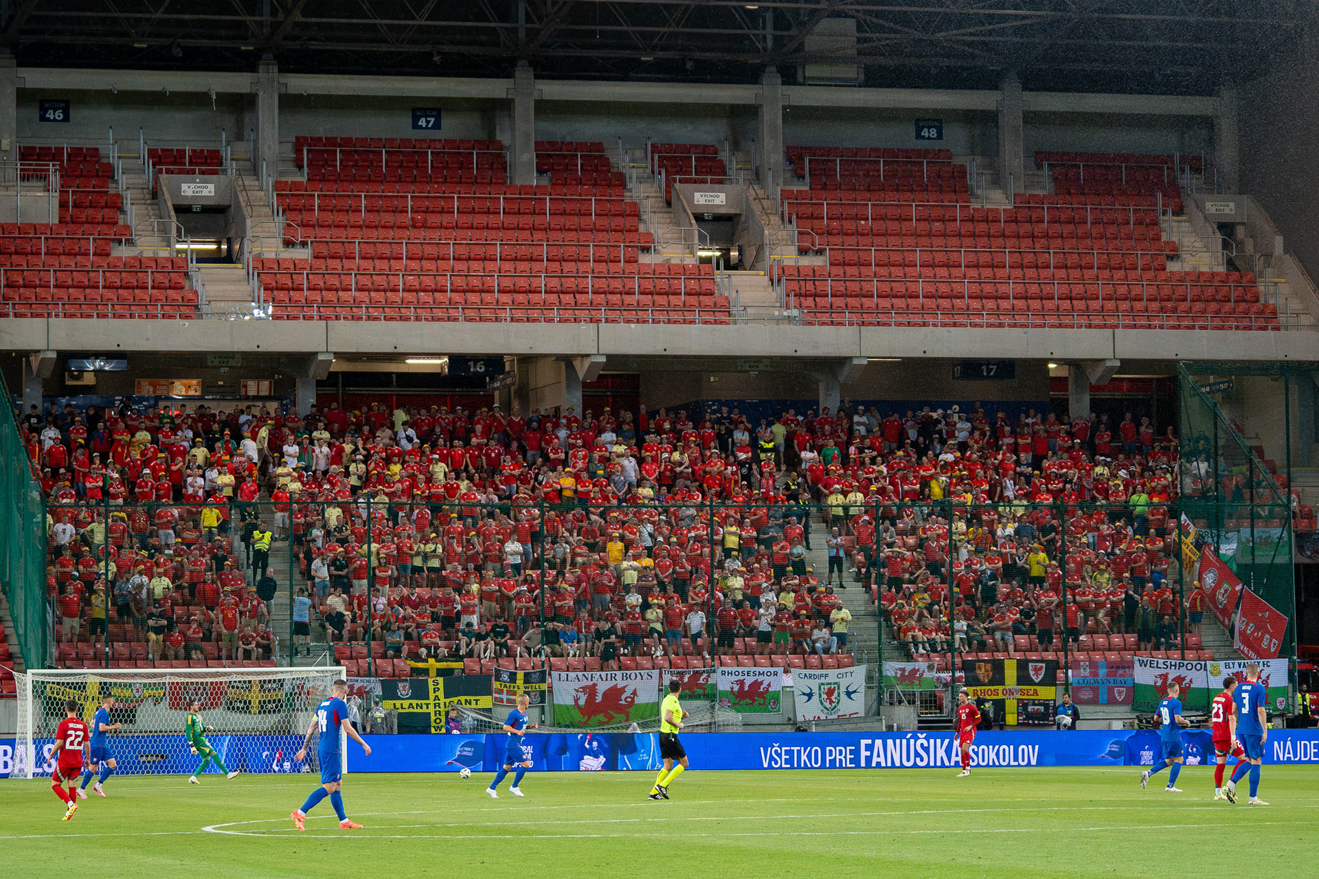 Napriek vysokej vziadelonsti, tribúna Walesu bola plná