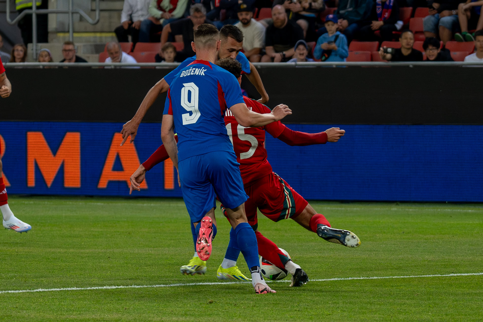 Faul Roberta Boženíka na kapitána Ethana Ampadu