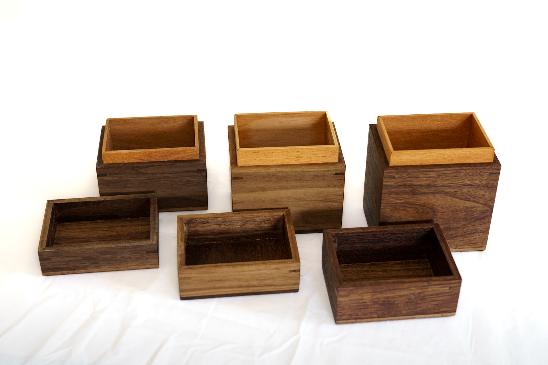 Dark box comparison, all sizes, open lids