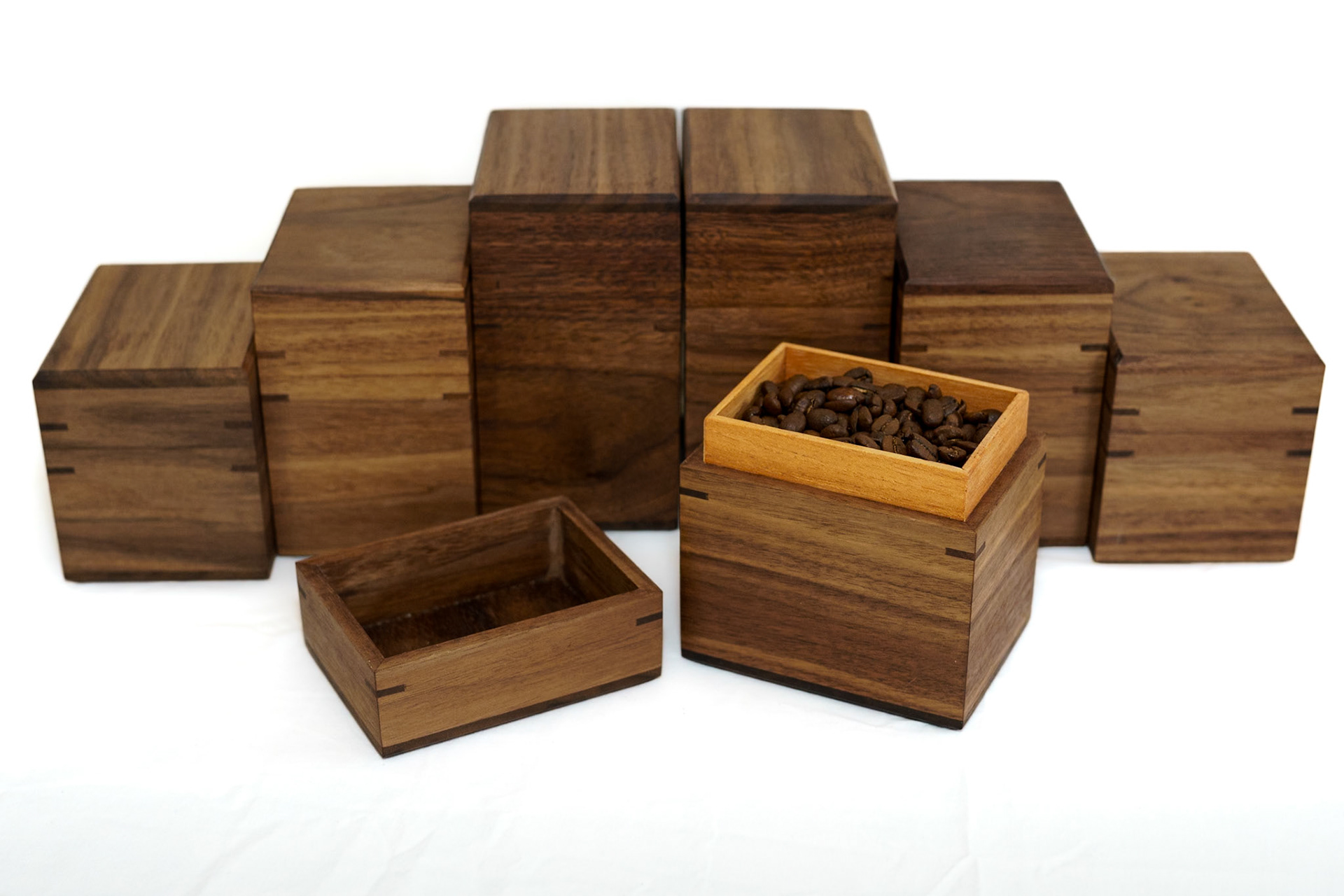 Dark, medium box, comparison, open lid
