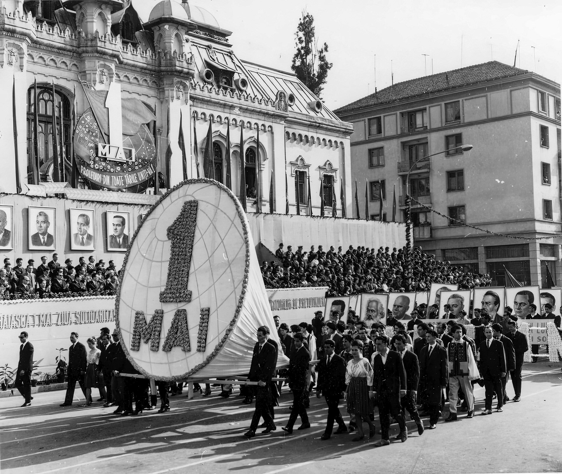 Aspecte de la demonstrația oamenilor muncii, cu ocazia zilei de 1 Mai, la Craiova,1967, Fototeca online a comunismului românesc