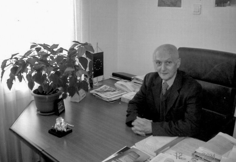 4 În biroul de la nou-înființatul I.N.M.E.R., al cărui fondator și președinte a fost 2003, Arhiva personală Dinu Zamfirescu