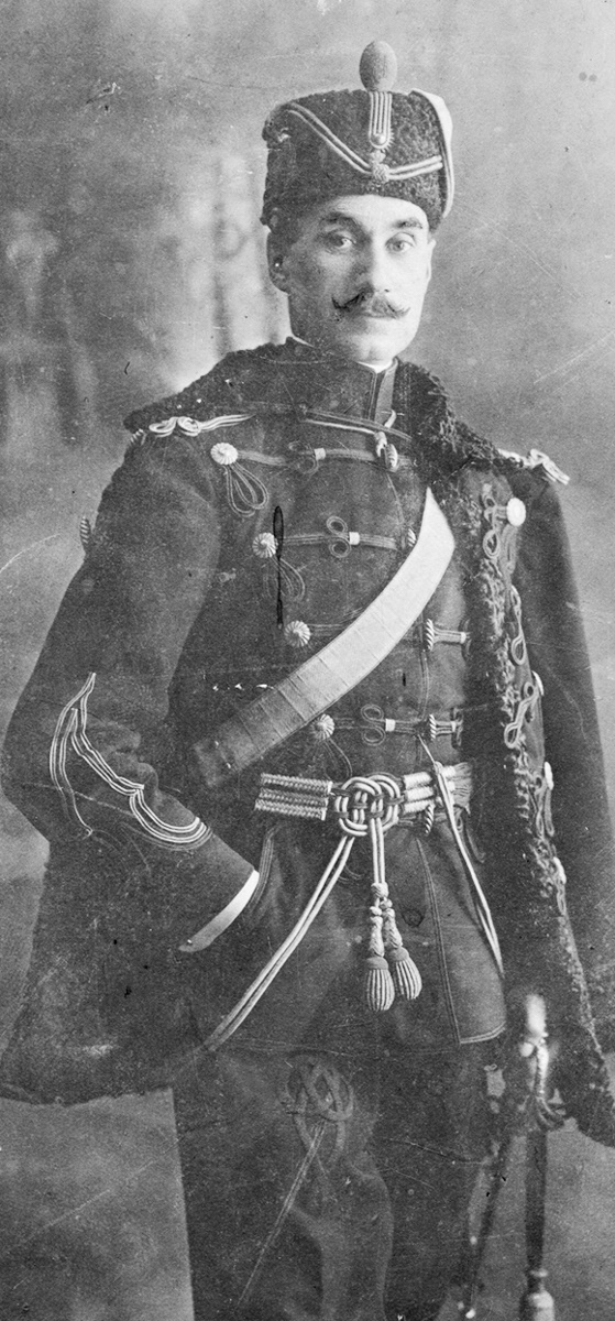 Locotenent Nicolae Rădescu în mare ținută de roșiori, Arhiva personală Prof. univ. dr. Alexandru Șerbănescu