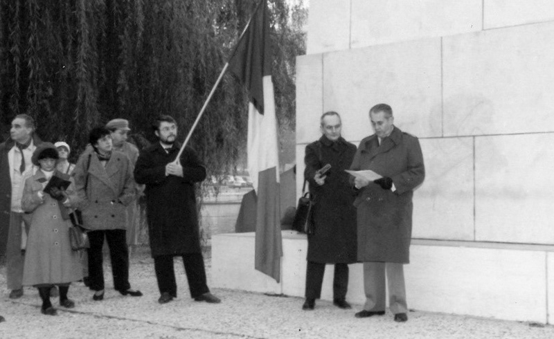 Înregistrând o manifestație din piața Trocadero, pentru a fi difuzată la postul de radio B.B.C., 1986, Arhiva personală Dinu Zamfirescu
