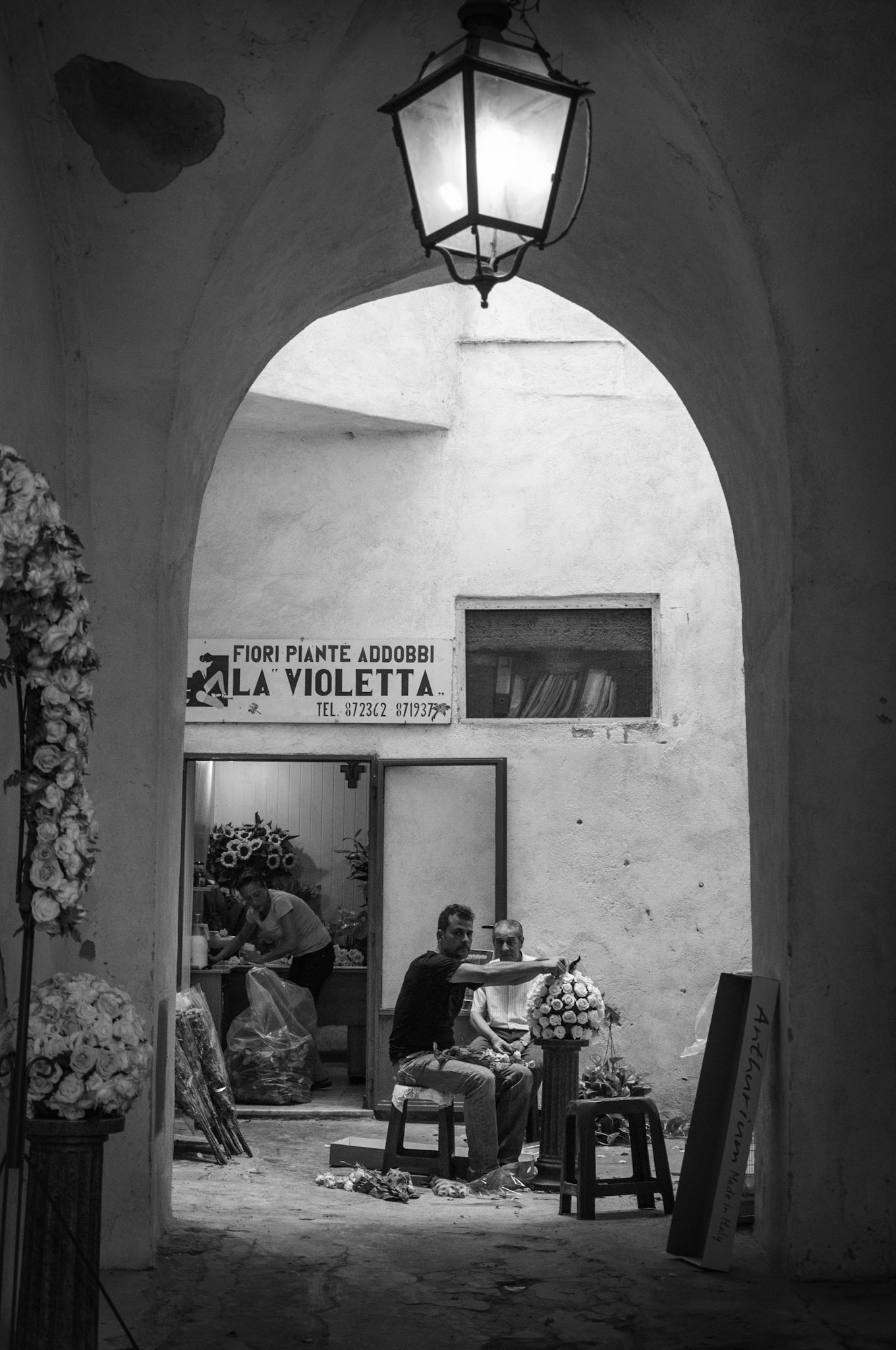 Lots of businesses work in alleys in Italy, this florist is no different. The skill they had was amazing.