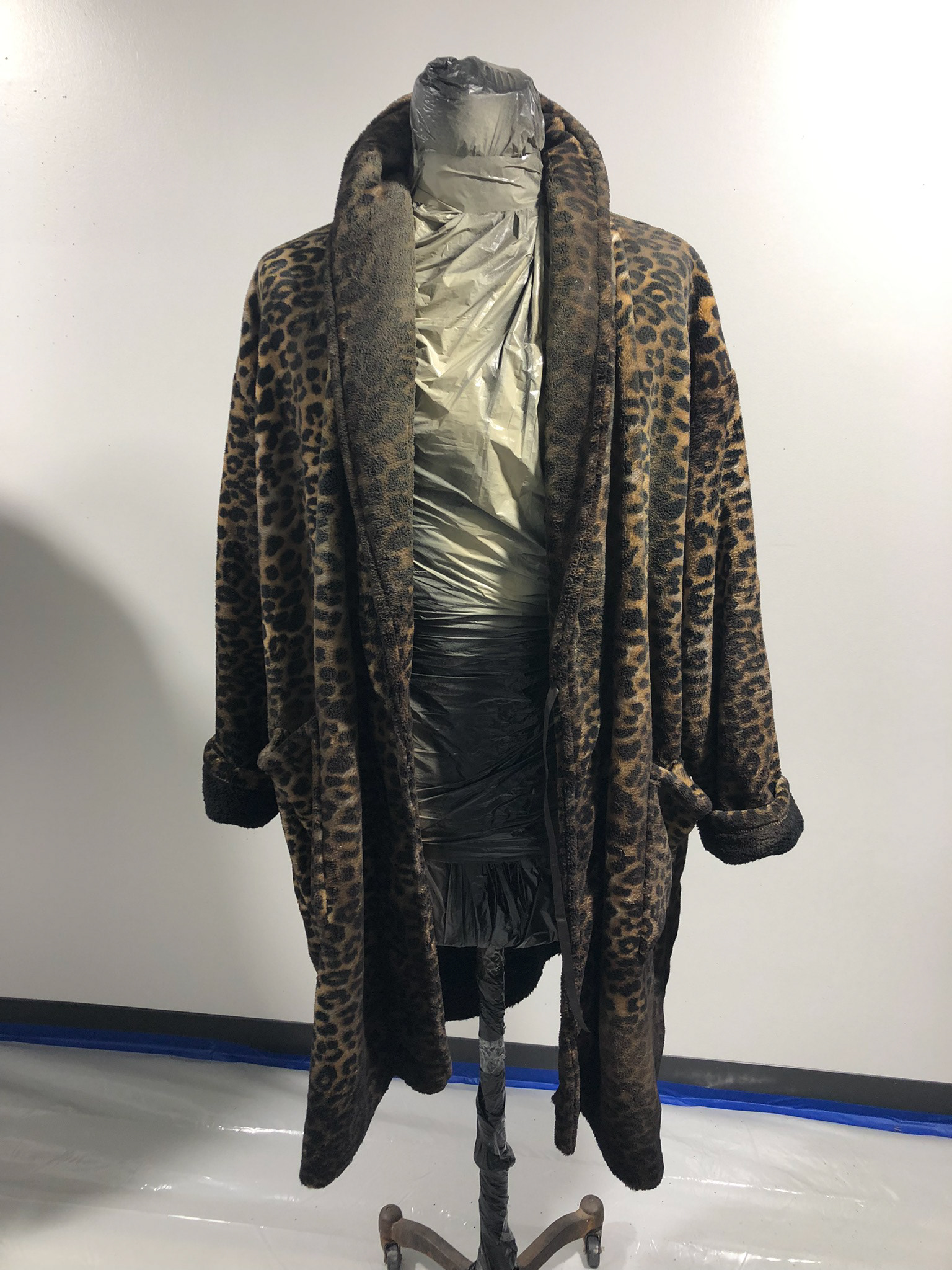 "Dusting" costumes with spray