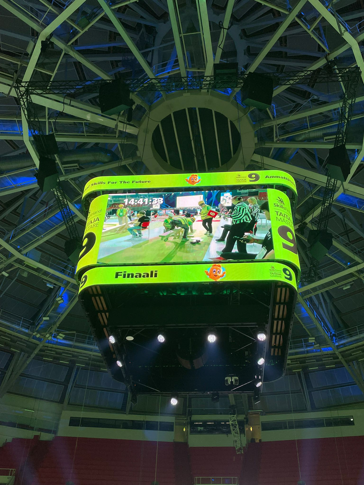 This picture was taken by Peppi Määttä tho show how the animations and pictures looked at Gatorade Center during Taitaja9. The upper and lower "donuts" were animations