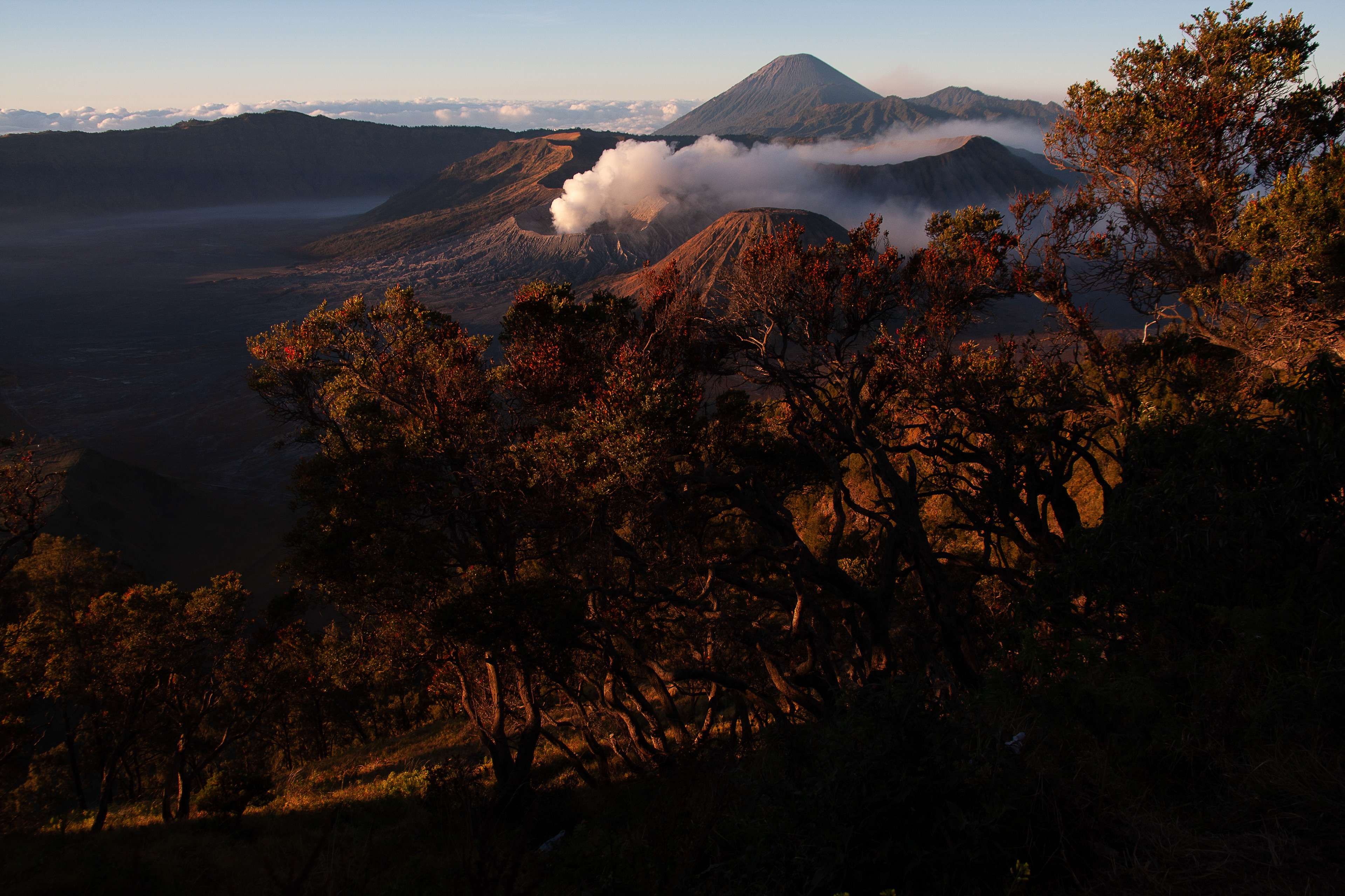 Sicht auf den Bromo und dahinterliegenden Volkan. Indonesien (2009)