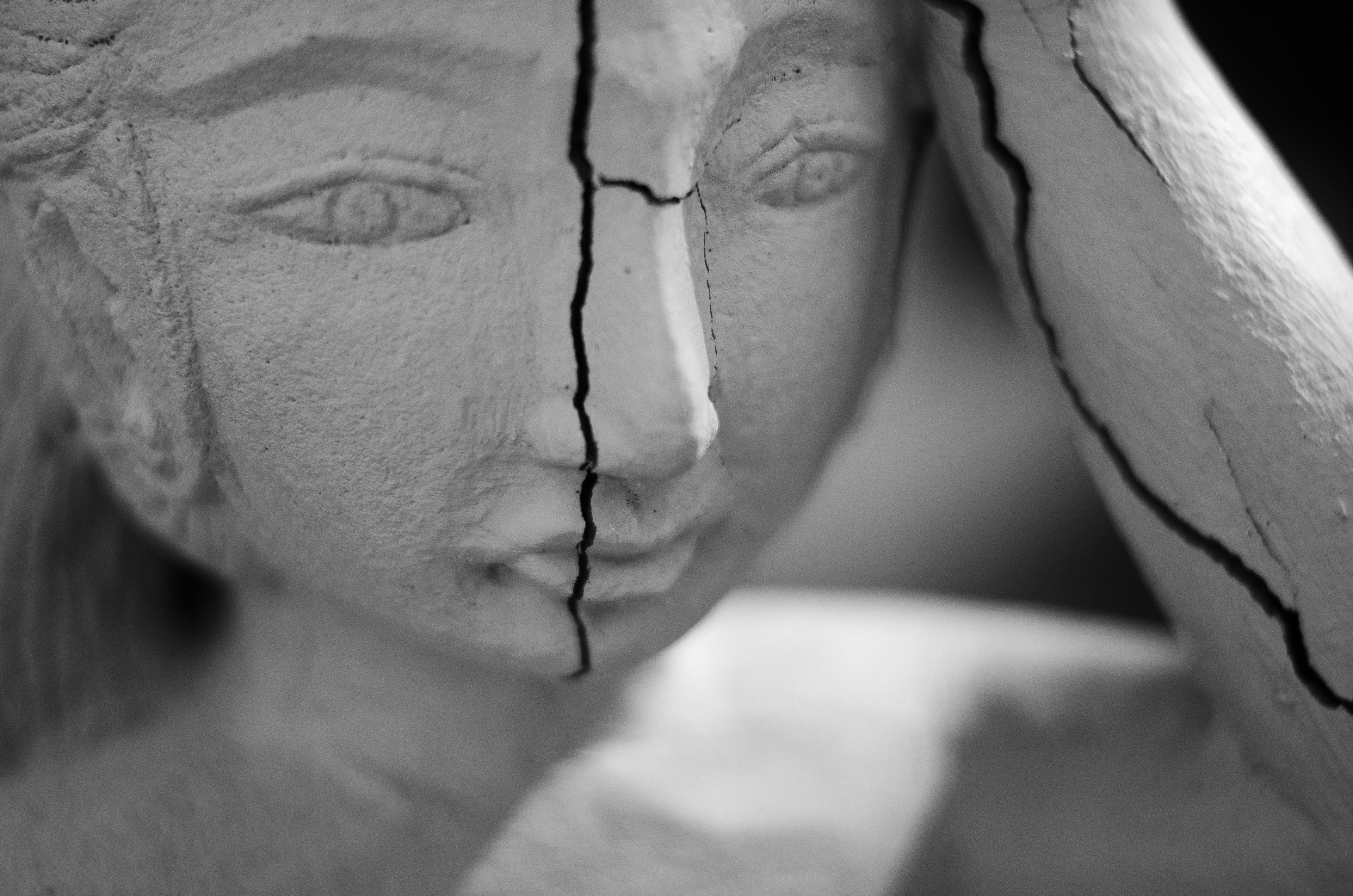 Statue mit Rissen. Bali, Indonesien (2019)