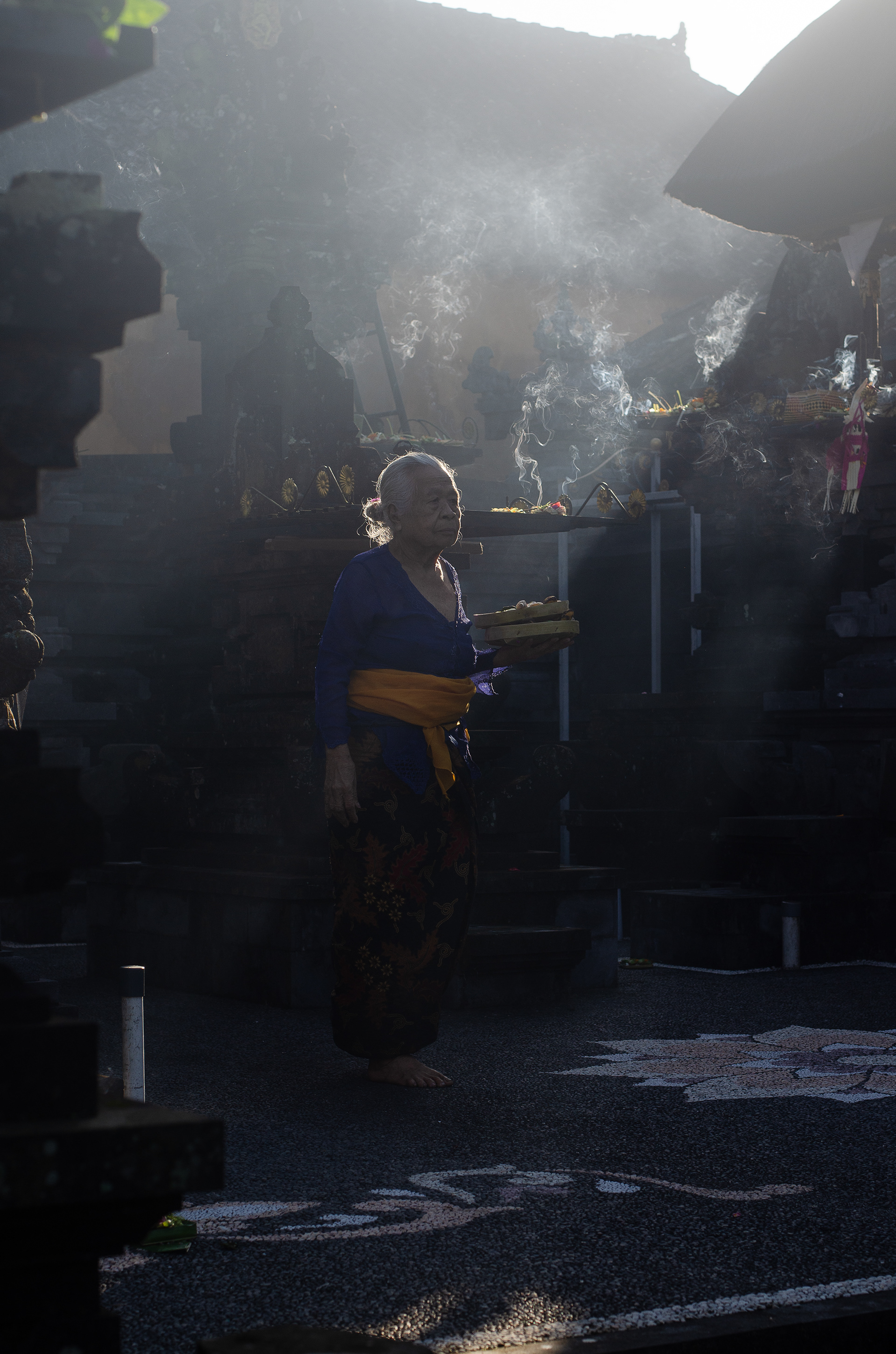 Alte Frau bei einer Zeremonie in einem Tempel. Nord-Bali, Indonesien (2023)