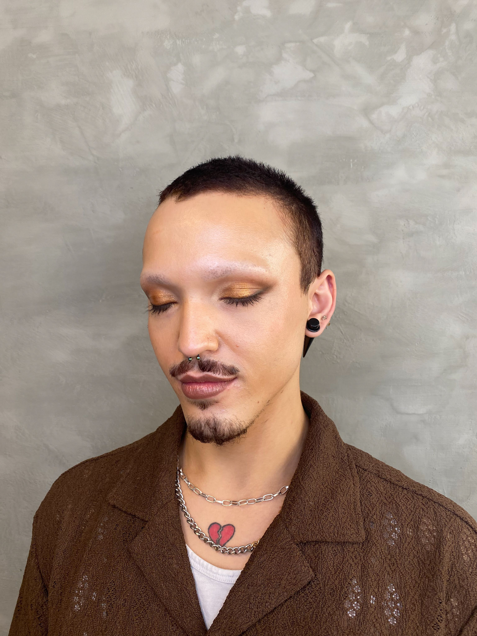 Bronzed look with three-toned eyeshadow