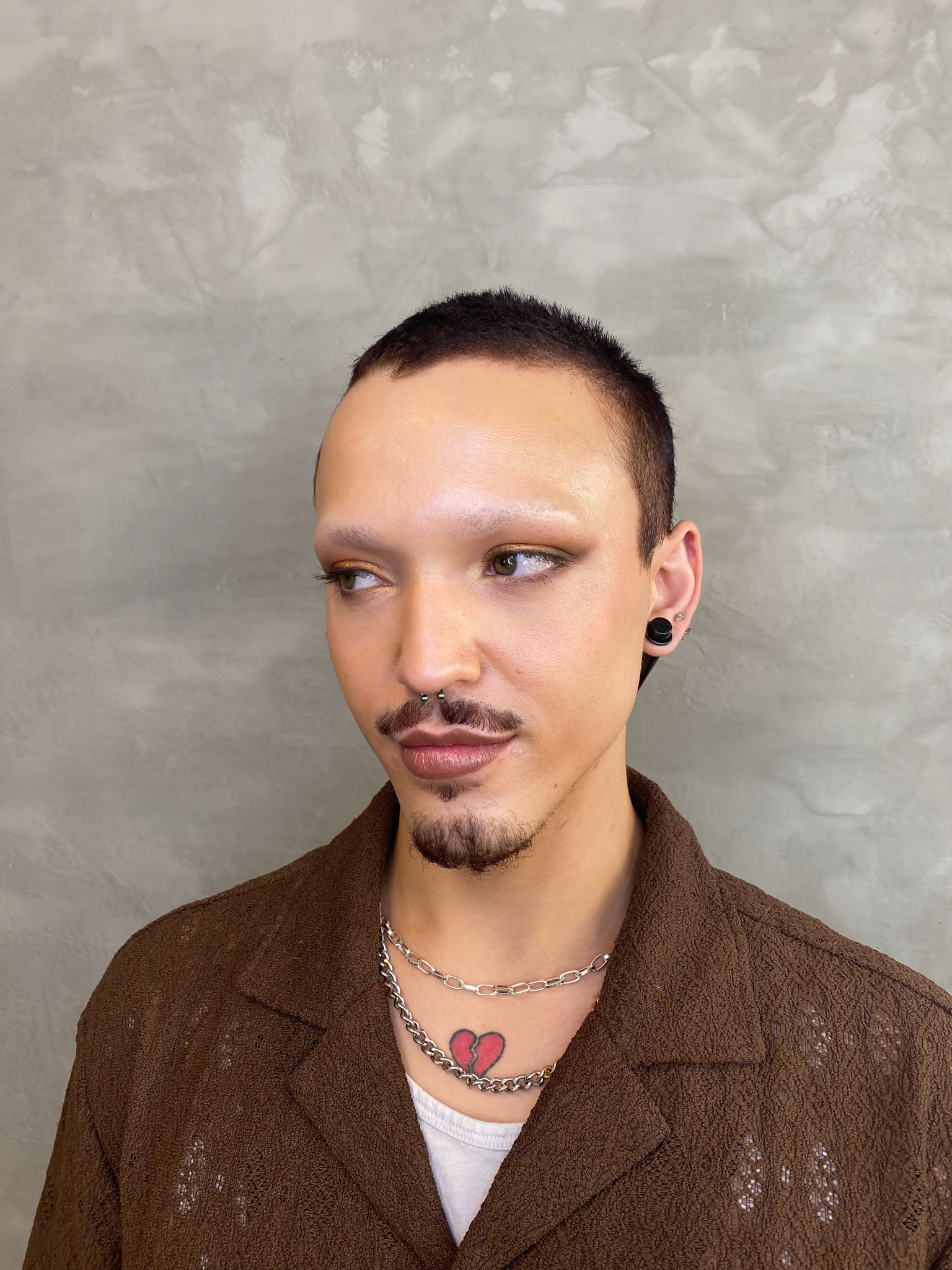 Bronzed look with three-toned eyeshadow