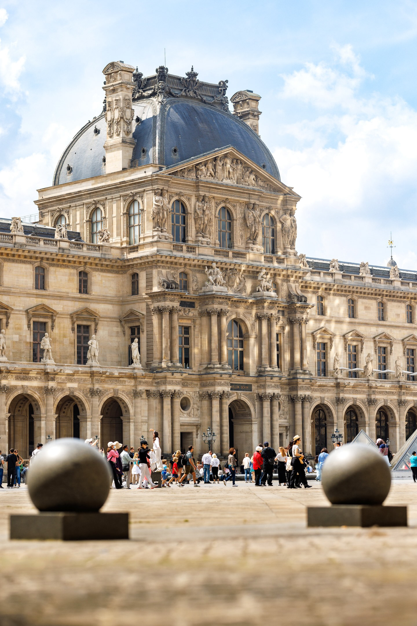 A Paris il y a le Louvre.