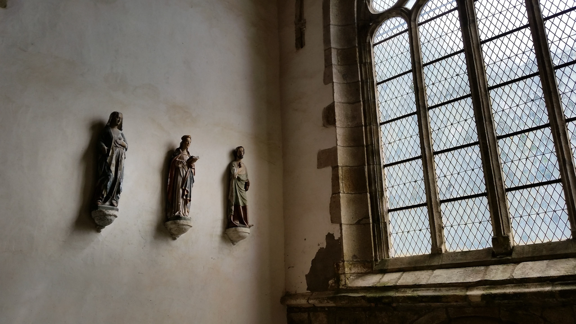 Drie beelden in een kerk