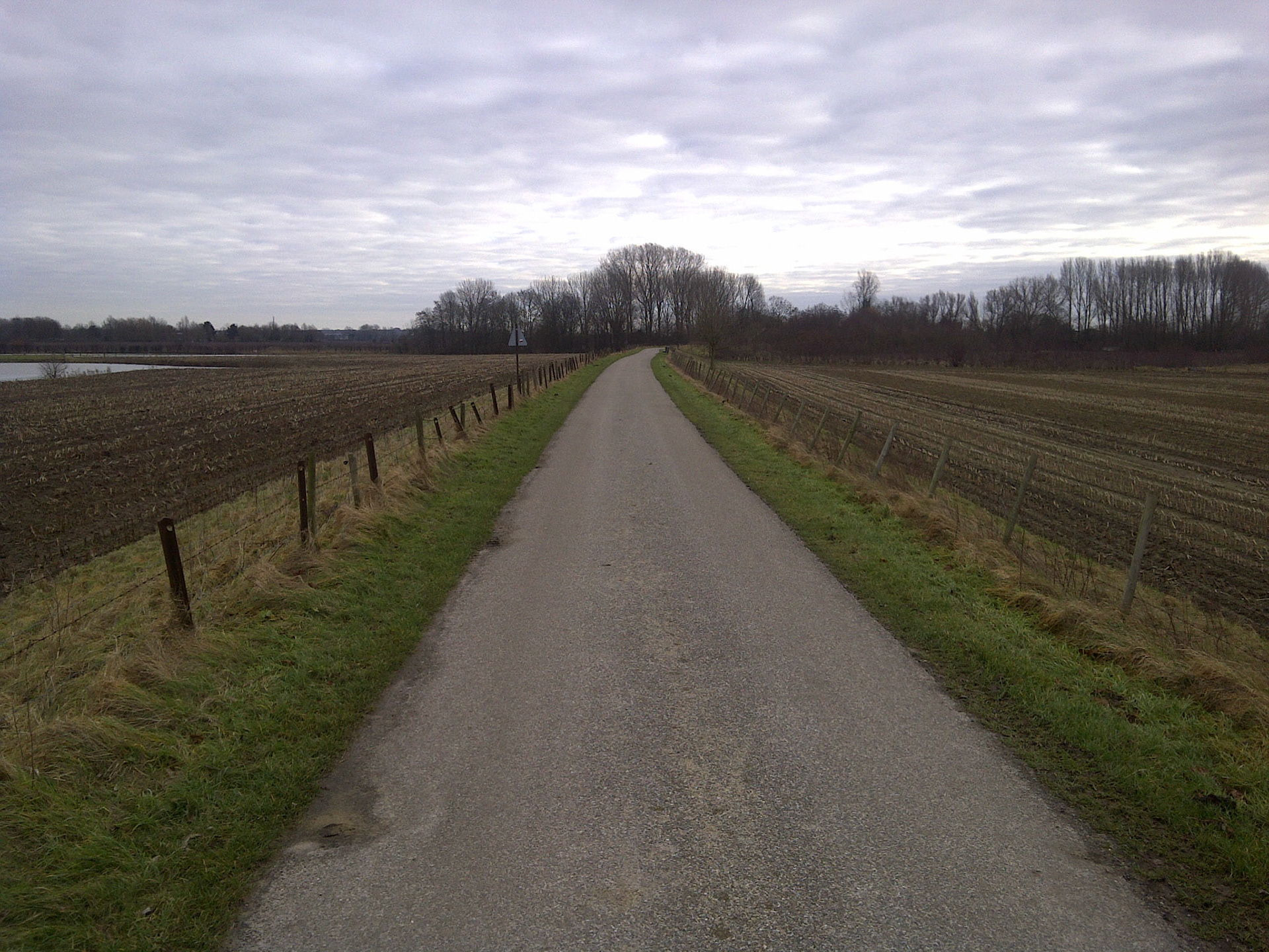 Rondje Gellicum 18,5km. Prachtige omgeving, links de Linge