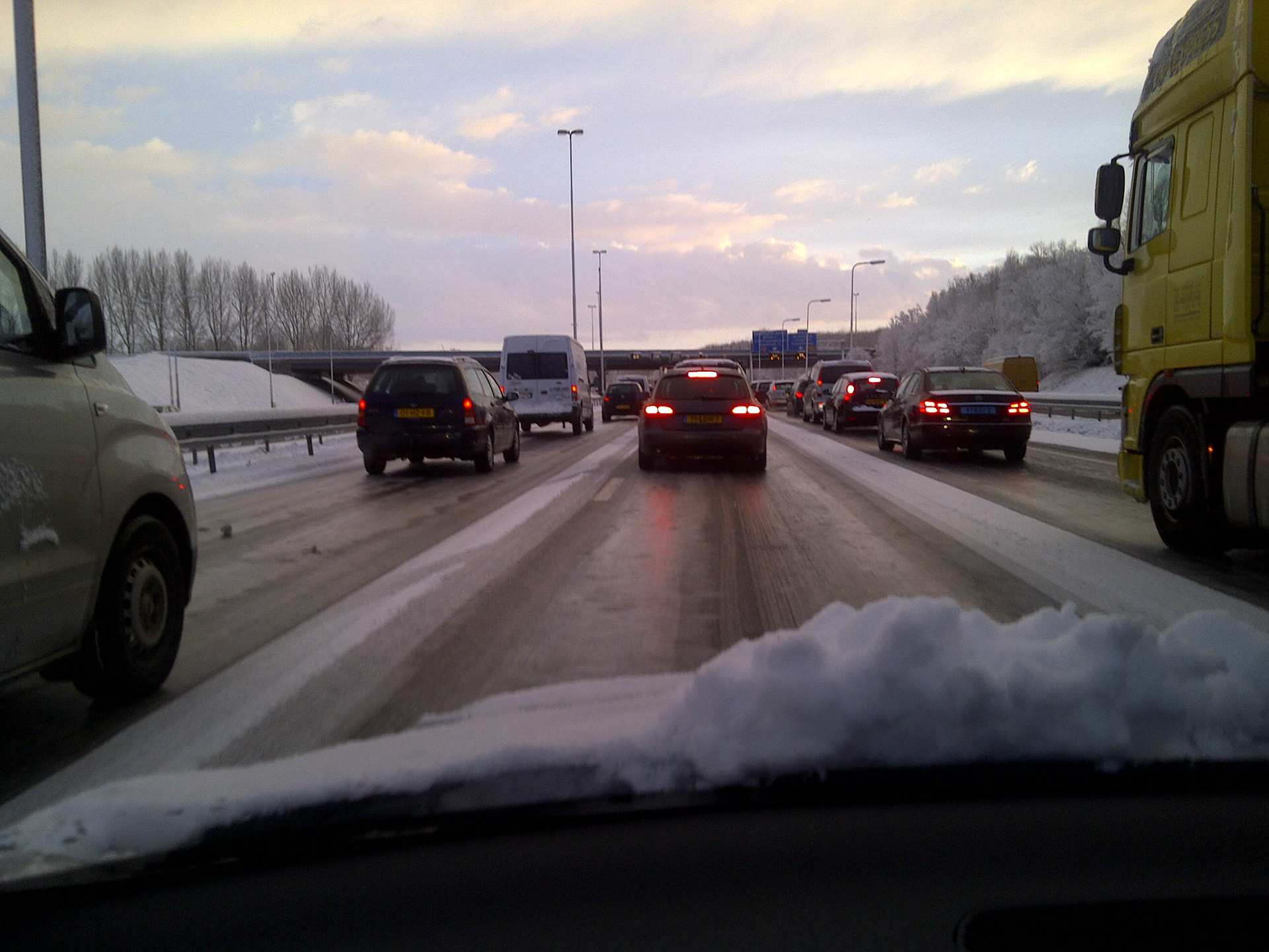 Blauwe lucht, -2 graden, dikke ijslaag op #A2 #Nieuwegein