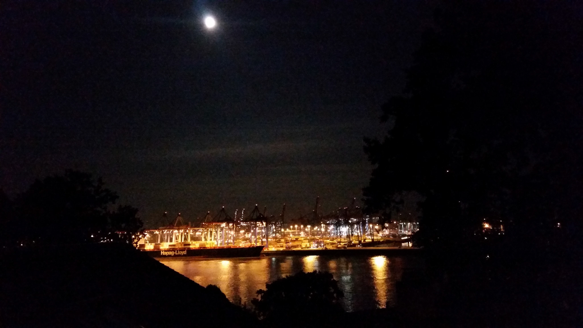 The HH harbor goes on at night