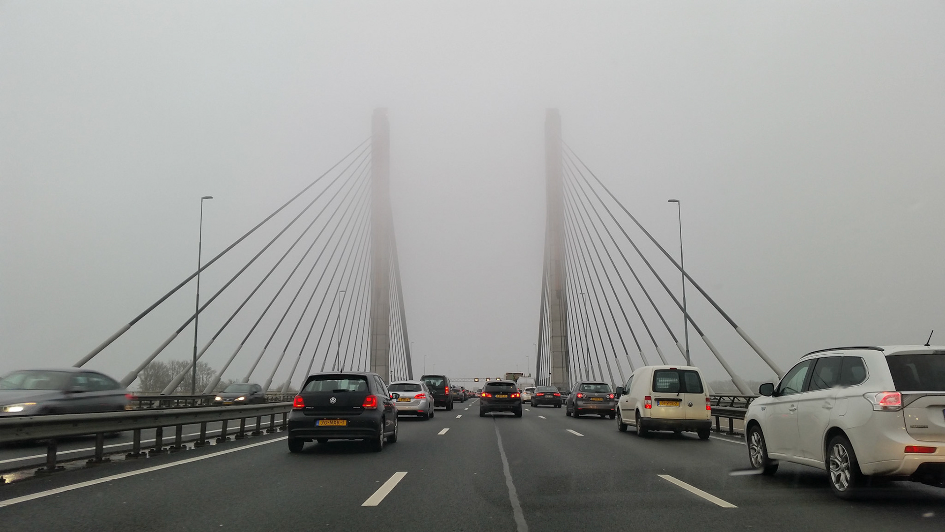 Ochtendmist op de brug bij Zaltbommel