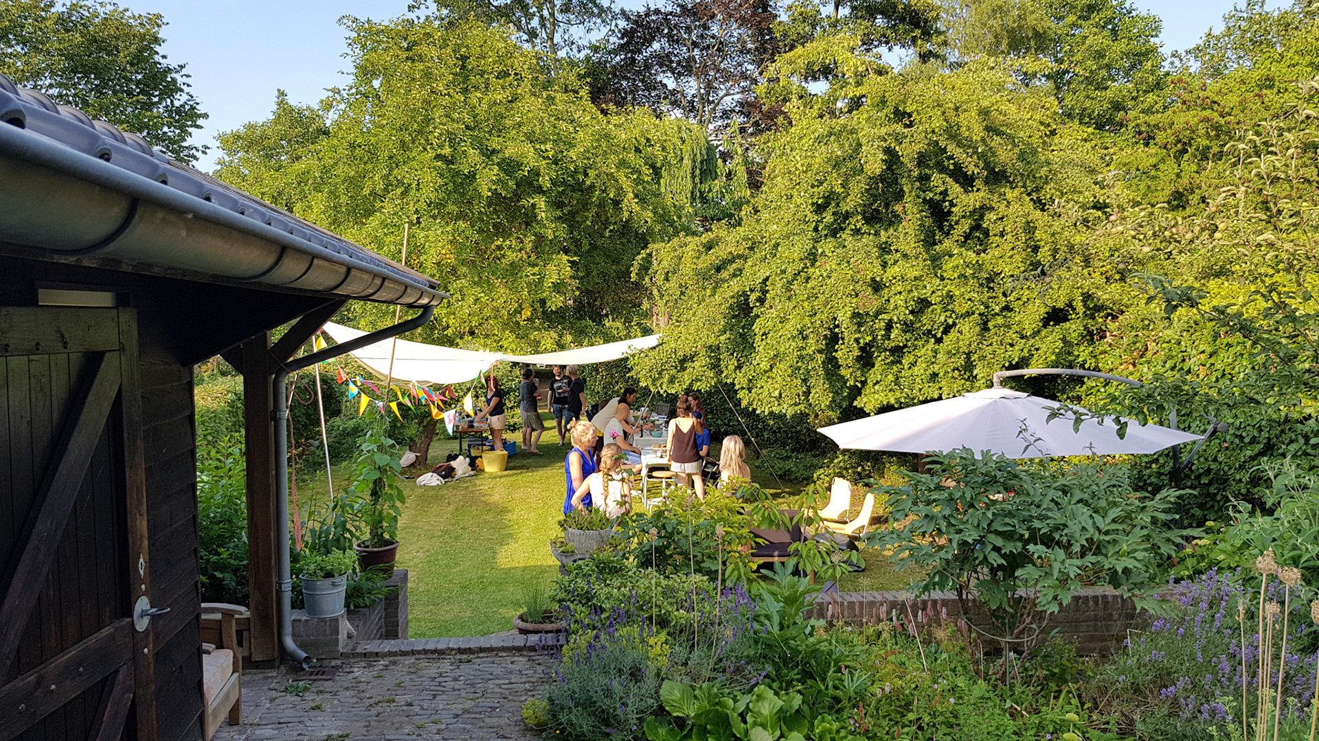 23 geslaagden in de tuin