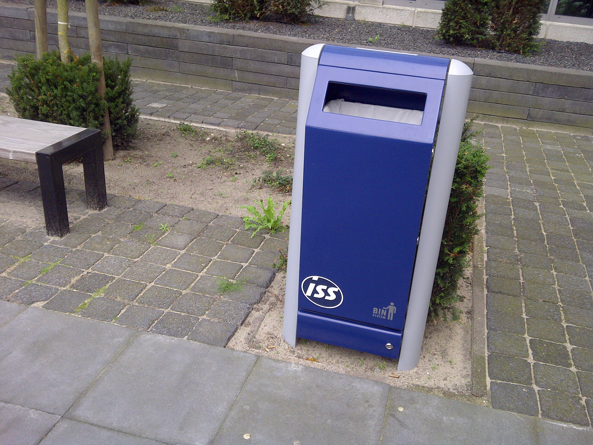 De eerste multi-bin bij ISS hoofdkantoor: prullenbak, muizenval en wespenvanger in 1