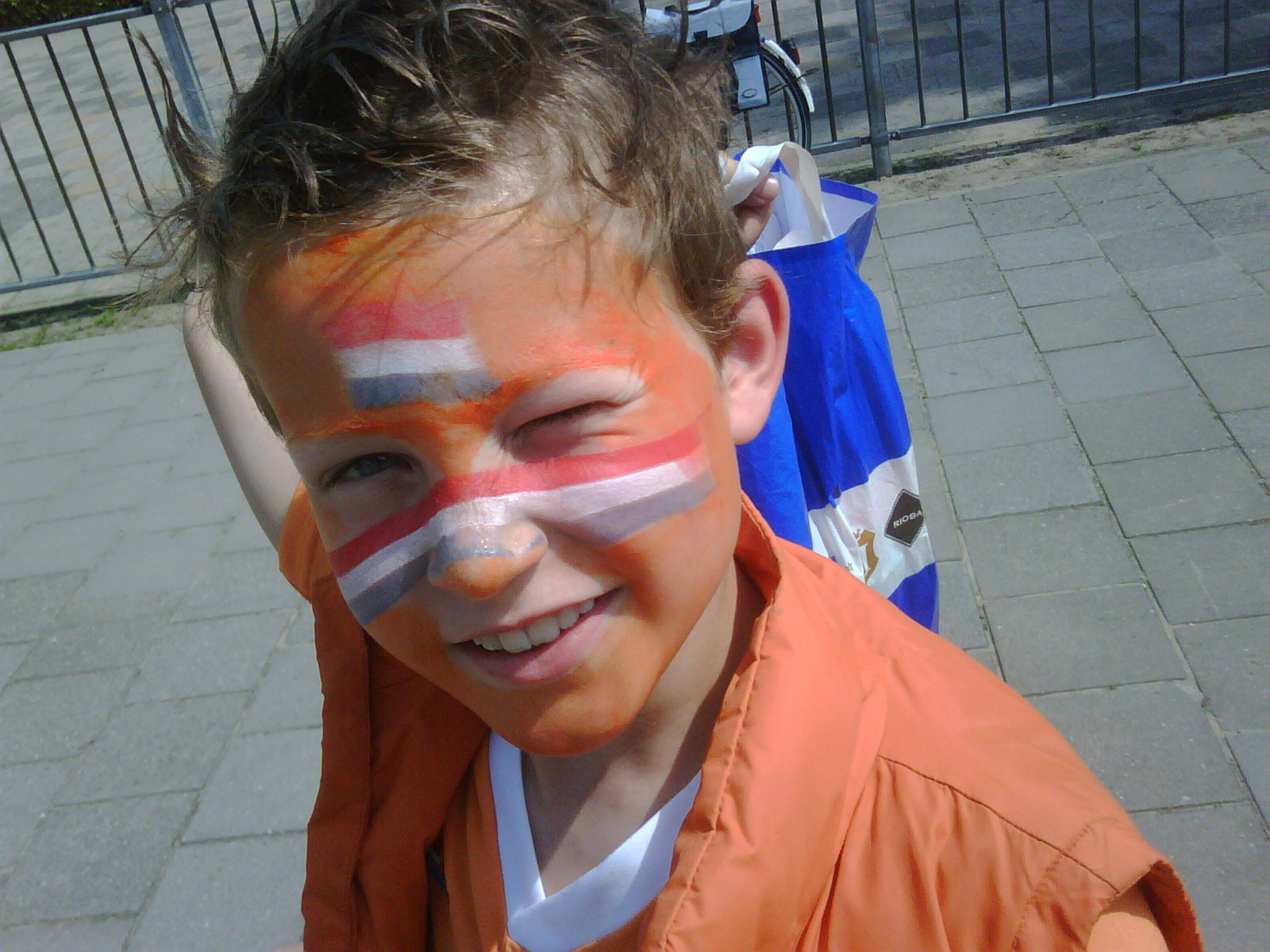 Joris is blij met de 2-0 tegen DK, op school gekeken...