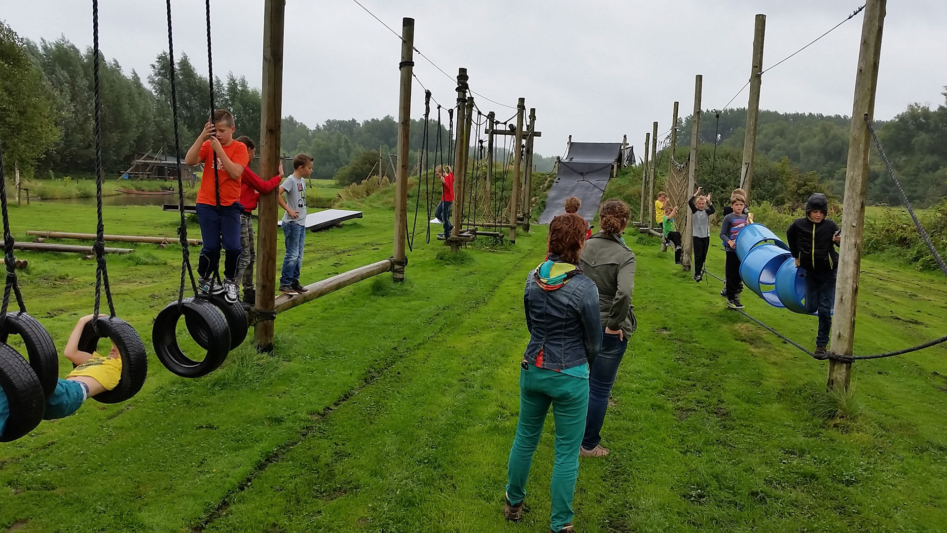 Survivalfeestje in de regen
