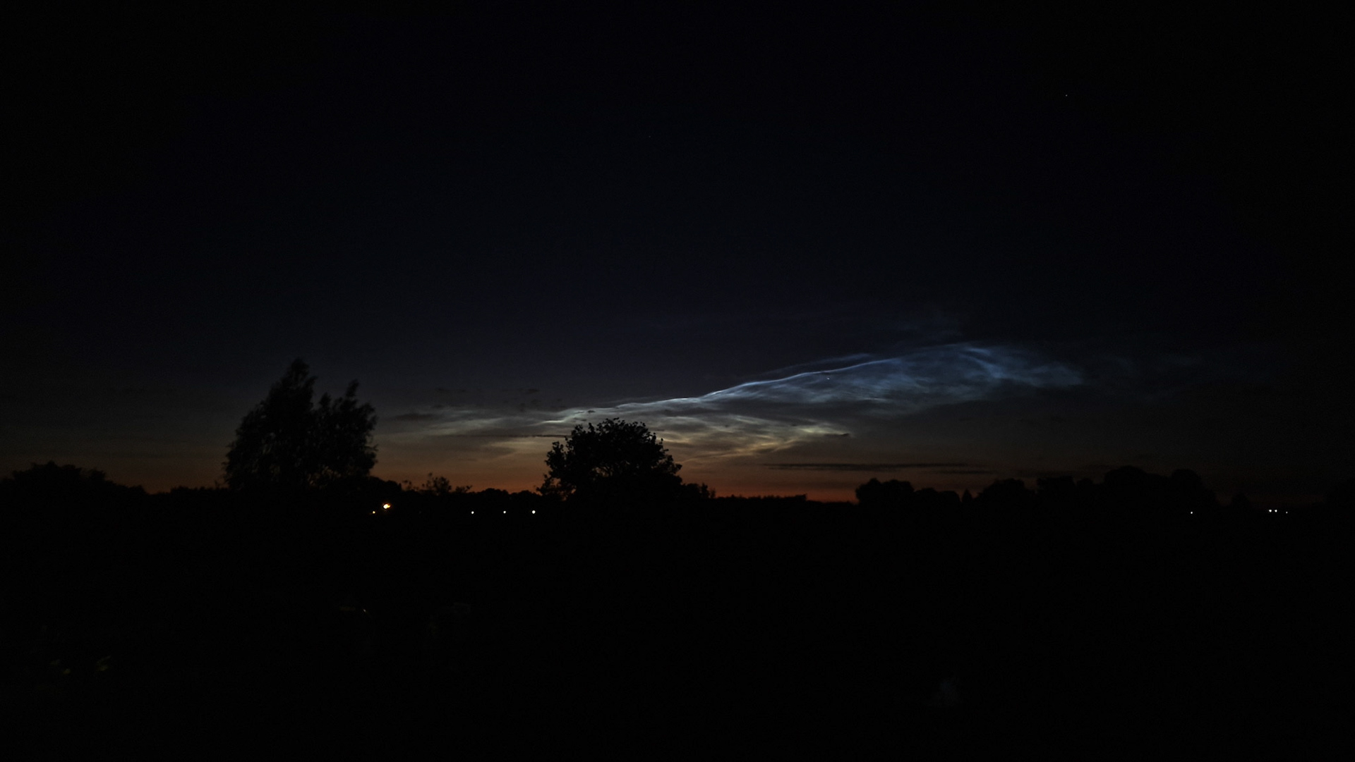 Lichtende nachtwolken