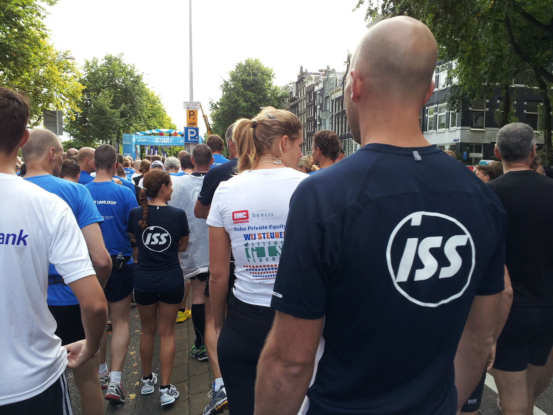 ISS aan de start van de Damloop