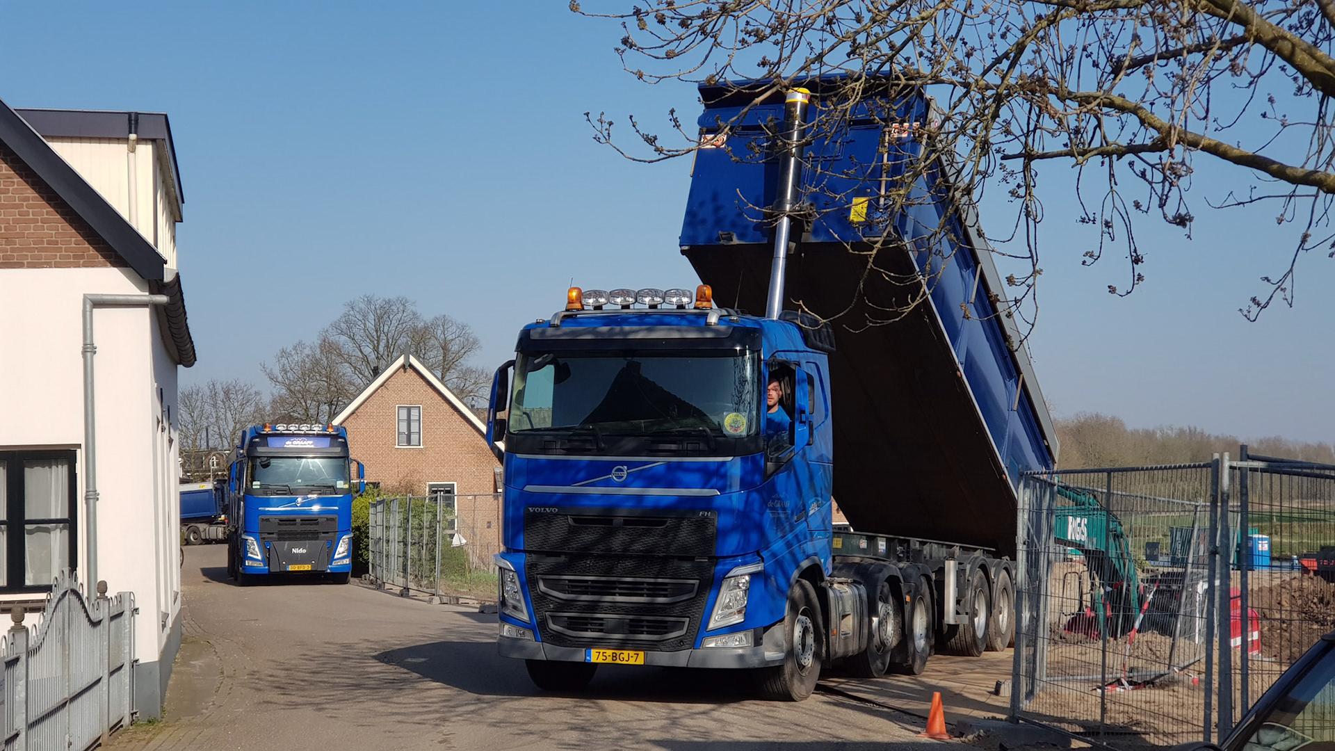 Zwaar materieel op de dijk