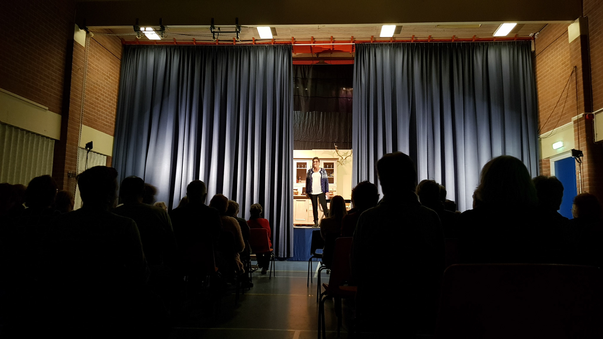 Deils toneel heeft nieuwe gordijnen