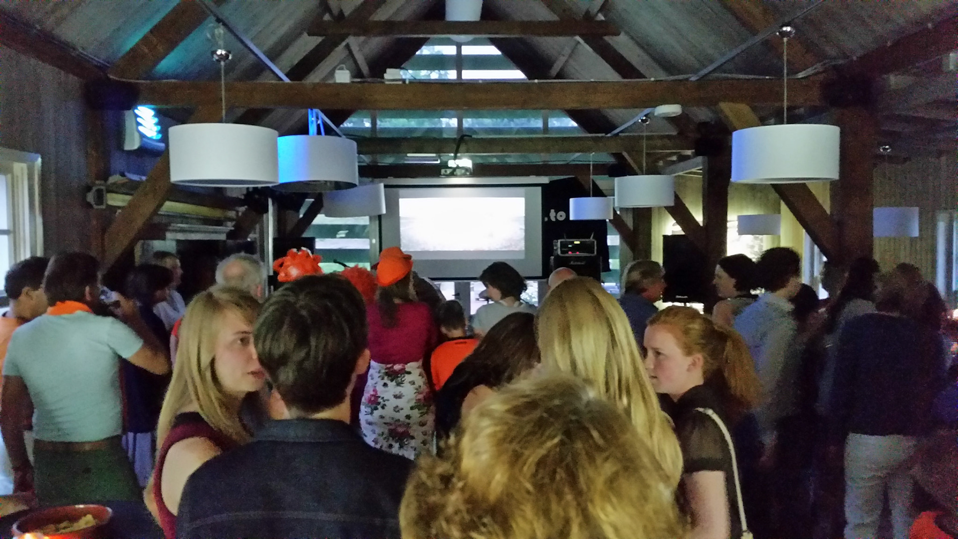 We onderbreken dit gezellige feest voor een potje voetbal