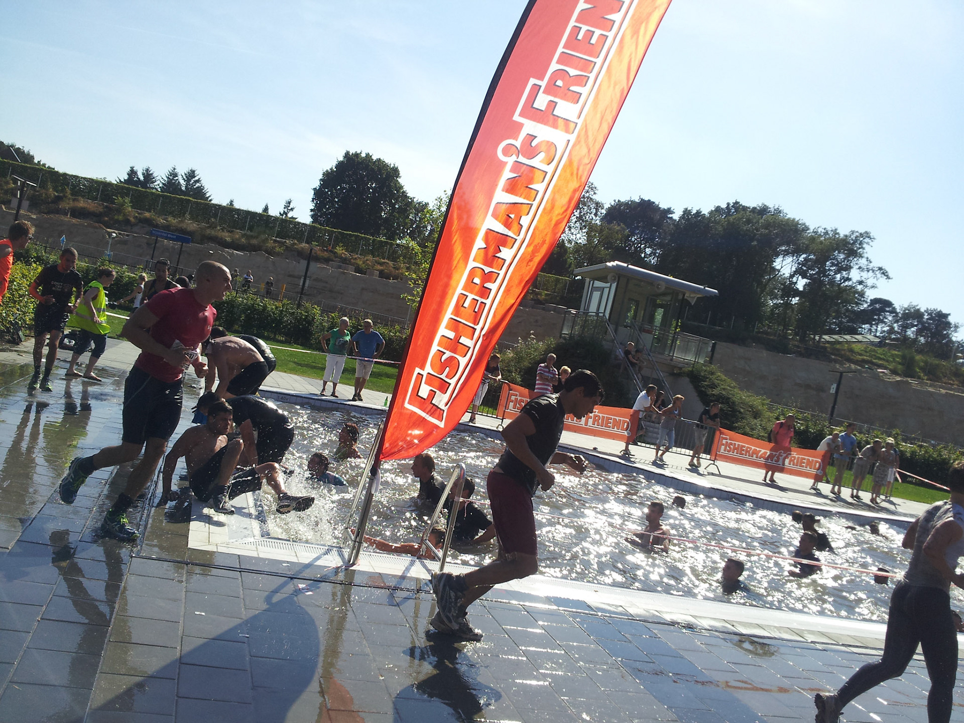 Strongmanrun NL in zwembad Nijverdal