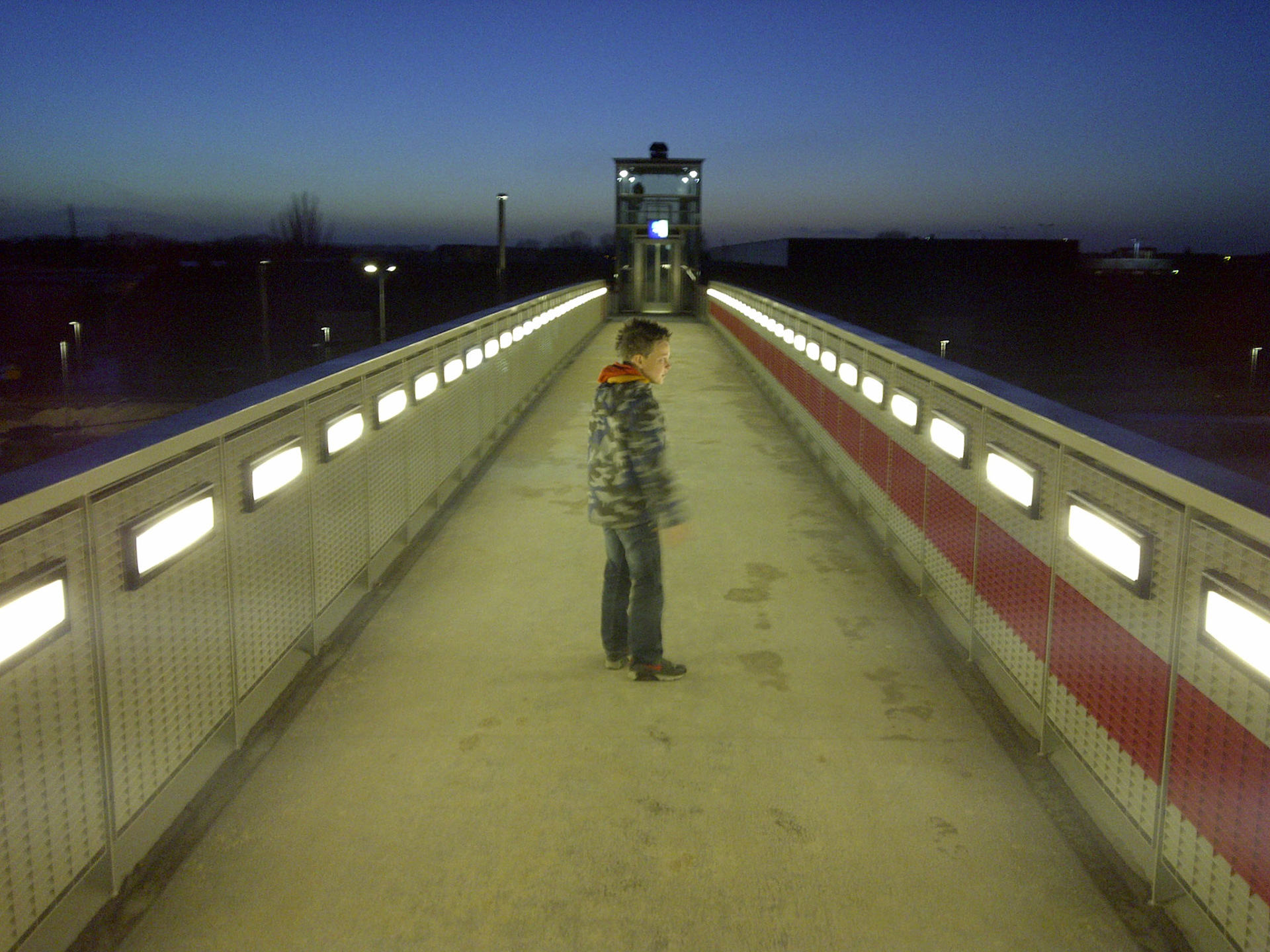 's Avonds op de spoorbrug