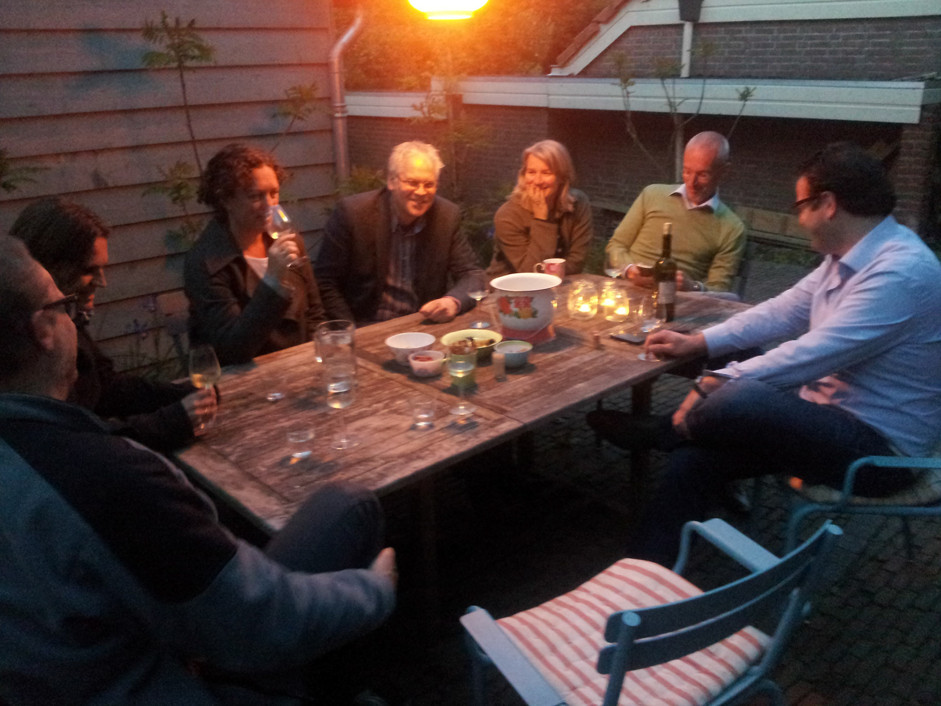 Bijzonder gezellige wijnproeverij buiten bij de buren