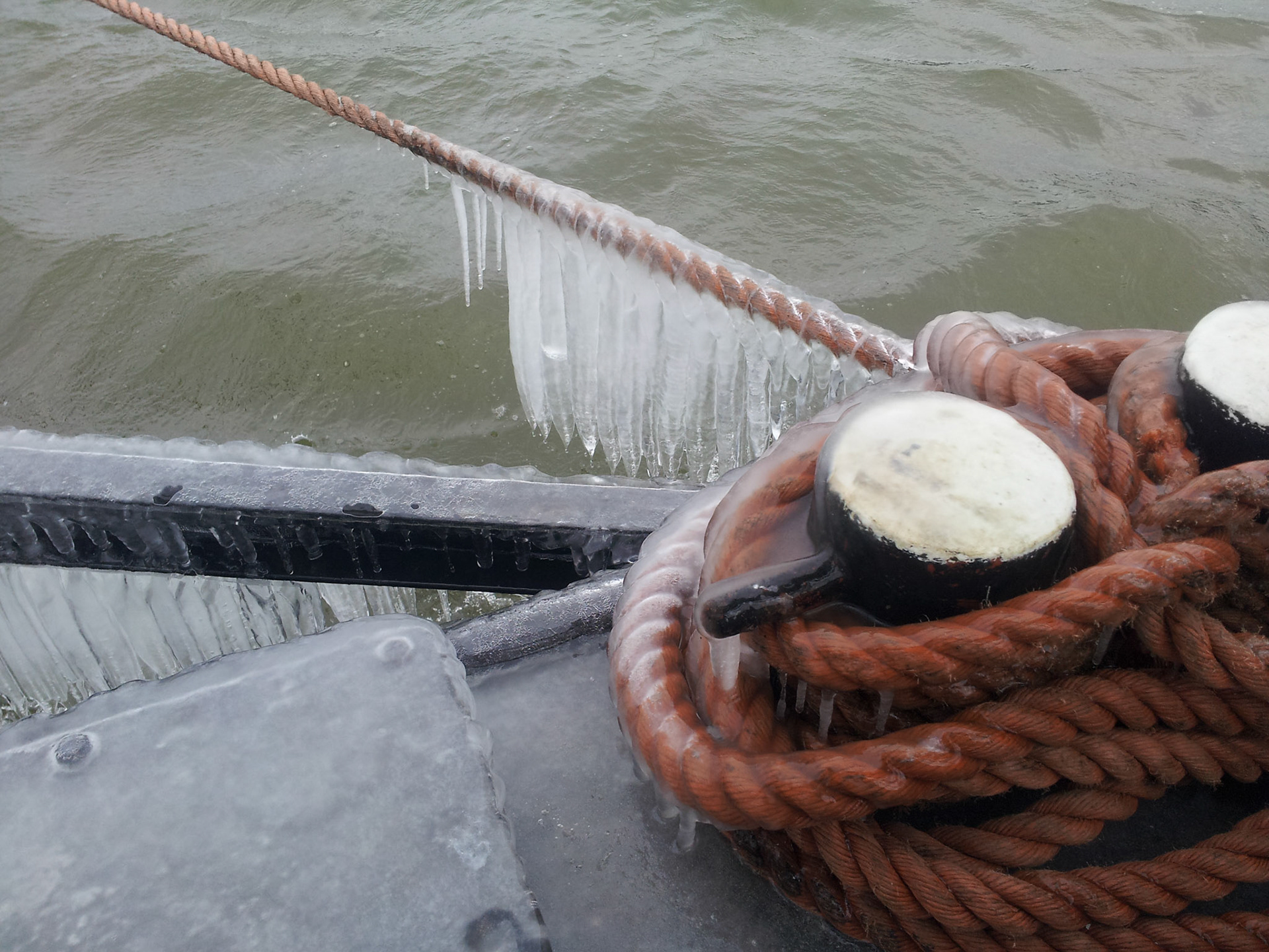 Koud op de veerpont bij Culemborg