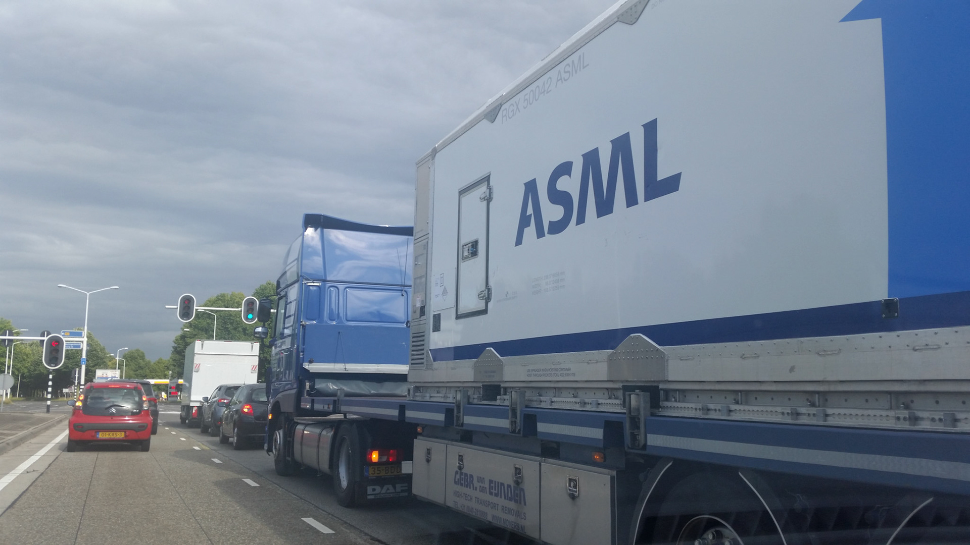 ASML container op pad